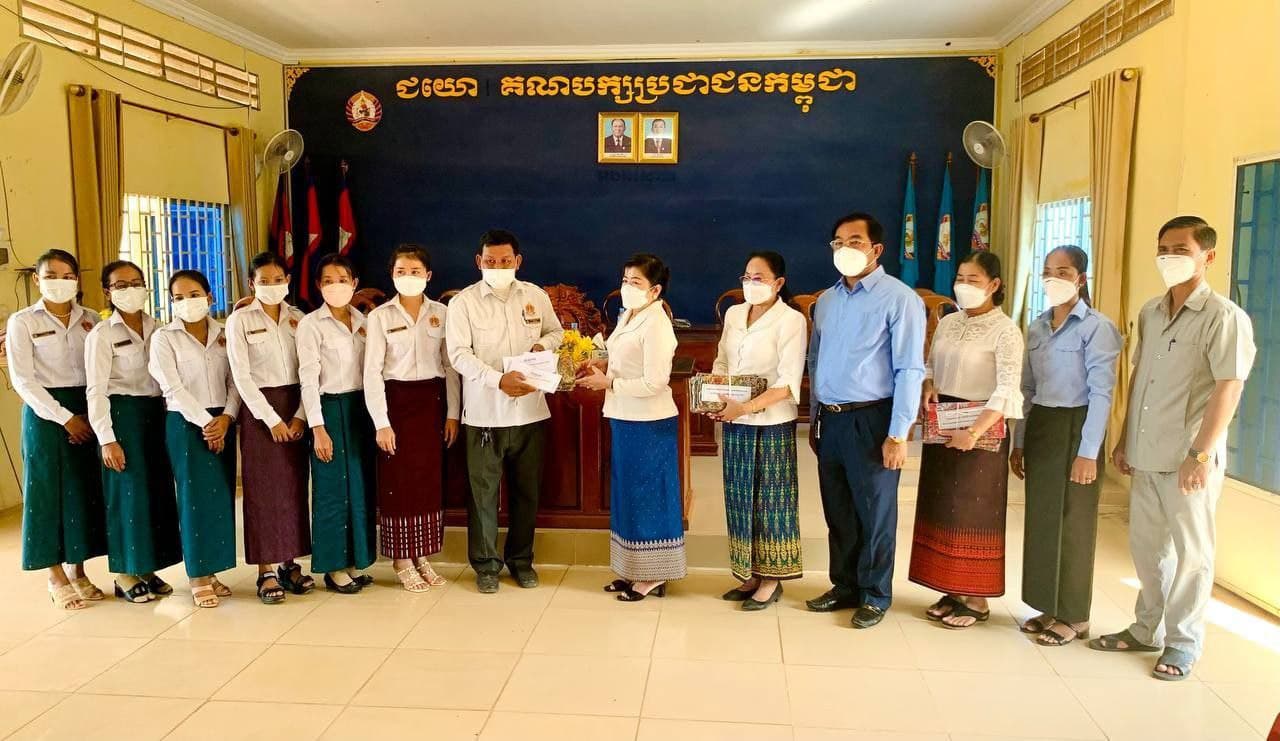 លោកជំទាវ ឃួន ឃុនឌី ផ្តល់រង្វាន់លើកទឹកចិត្តដល់ សិស្សជាប់និទ្ទេស A និទ្ទេស B និងលោកគ្រូអ្នកគ្រូ ផងដែរ