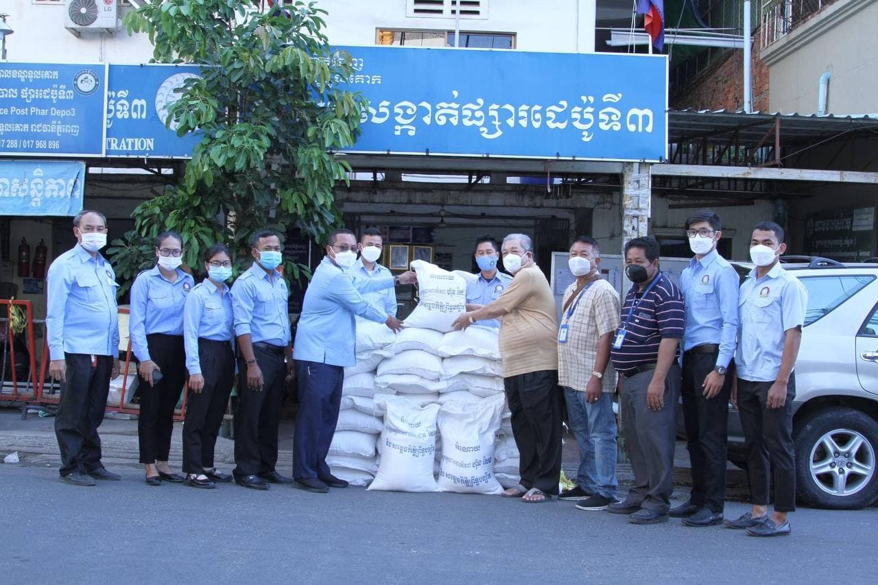 យុទ្ធនាការសង្កាត់មួយ  អង្ករមួយតោនក្នុងគោលបំណង ជួយសម្រាលជីវភាពរស់នៅរបស់ប្រជាពលរដ្ឋនៅរាជធានីភ្នំពេញ