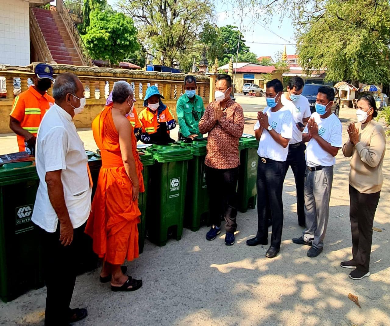 ធុងសំរាម ចំនួន ២១ធុង ត្រូវបានអាជ្ញាធរខណ្ឌមានជ័យ សហការជាមួយក្រុមហ៊ុន ស៊ិន ទ្រី ចុះដាក់ នៅតាមផ្លូវសាធារណៈ តាមសួនច្បារ និង តាមទីវត្តអារាម ក្នុងភូមិសាស្រ្តខណ្ឌមានជ័យ