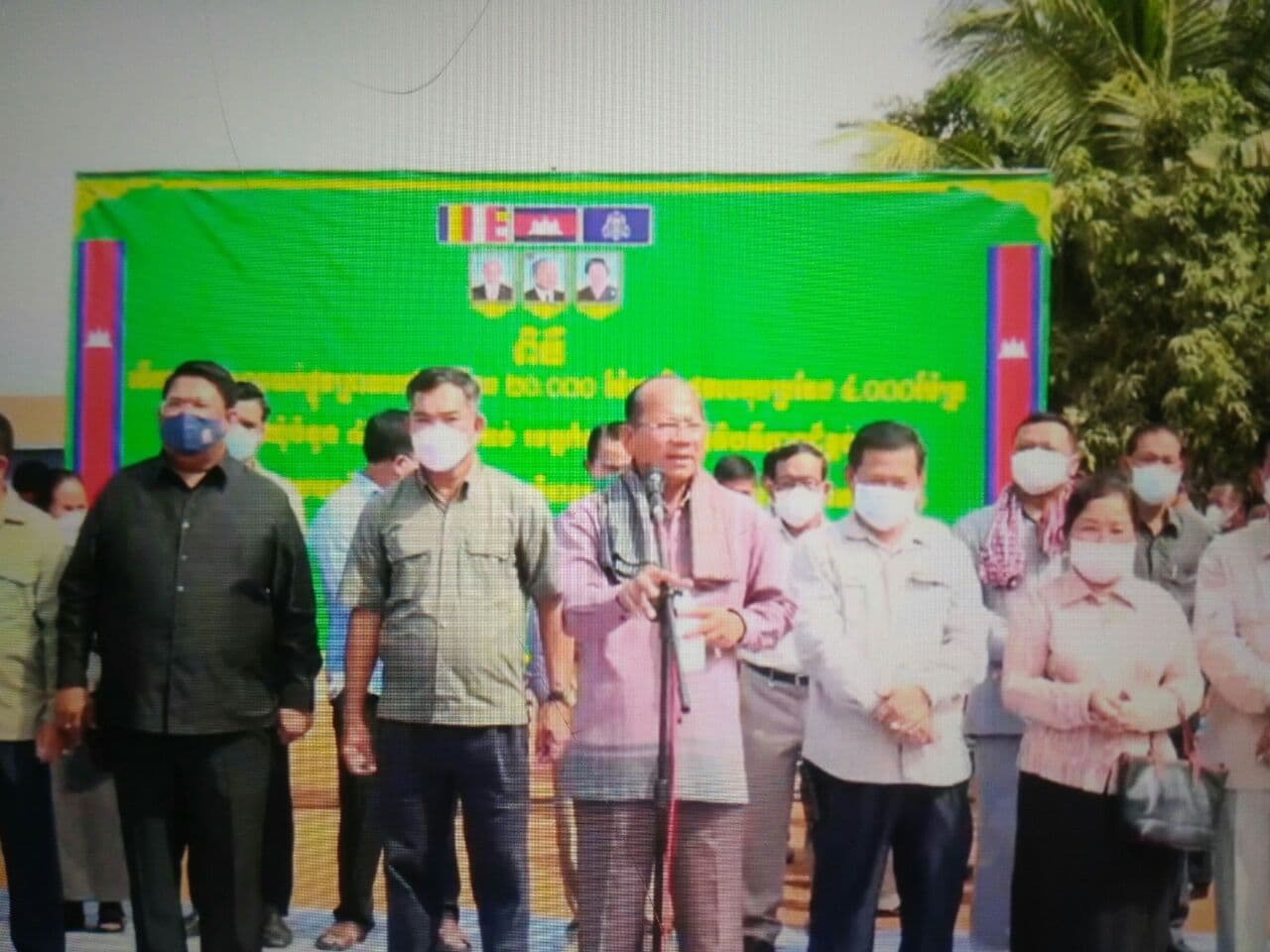ឯកឧត្តមម៉ៅ ធនិនអភិបាលខេត្តបានអញ្ជើញបើកការដ្ឋានសាងសង់ ផ្លូវក្រាលកៅស៊ូប្រវែង ២០គីឡូម៉ែត្រ និងផ្លូវបេតុង ៤គីឡូម៉ែត្រ ជាអំណោយរបស់សម្តេចតេជោ ហ៊ុន សែន ក្នុងស្រុកដងទង់ ខេត្តកំពត￼