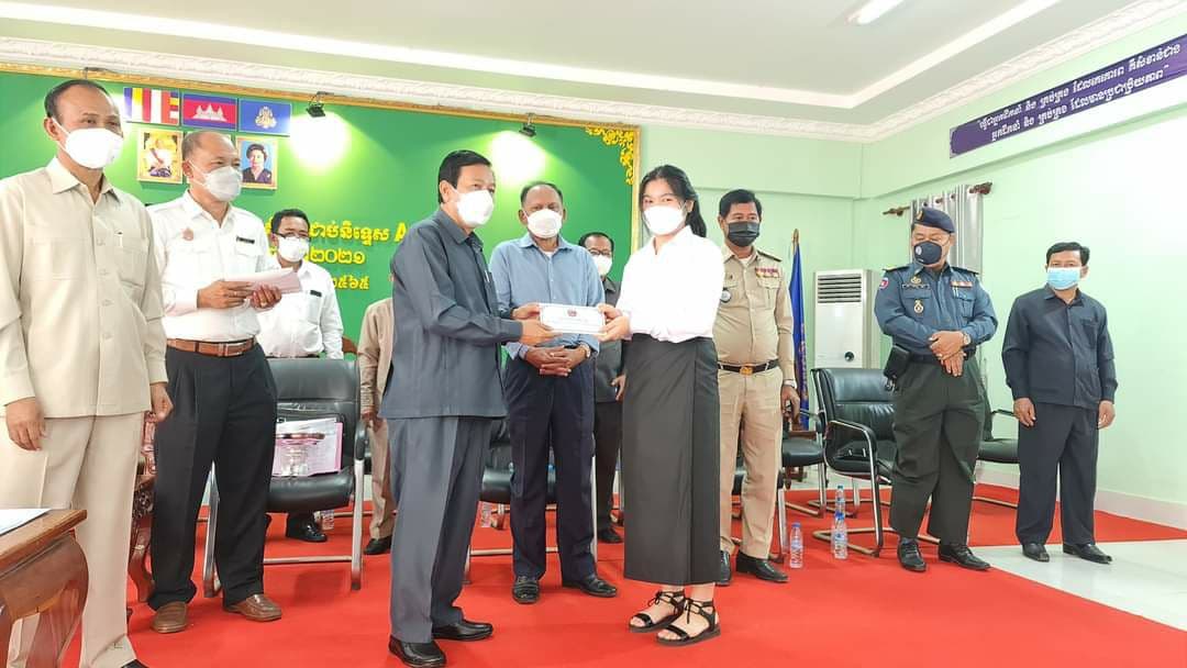 សិស្សជាប់និទ្ទេសA ៦នាក់ ទទួលបានការឧបត្ថម្ភ និងការសរសើរលើកទឹកចិត្តពីថ្នាក់ដឹកនាំខេត្តស្ទឹងត្រែង