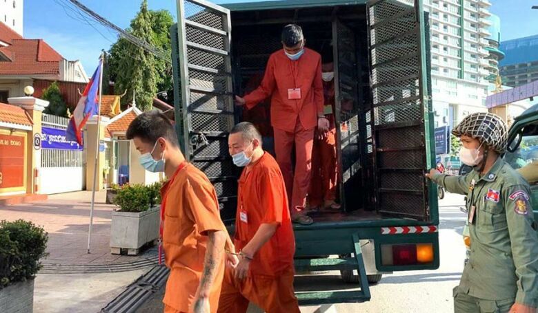 ឈ្មួញ​ជនជាតិ​ចិន​៣​នាក់​ត្រូវ​​ដាក់ពន្ធនាគារ​ម្នាក់​ៗ​មួយ​ជីវិត ជួញដូរក្រោយសារធាតុ​ញៀ.ន​ជាង​១​គីឡូក្រាម