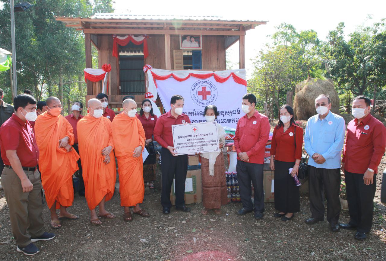 ថ្ងៃទិវាអន្តរជាតិនារី ៨មីនា សាខាកាកបាទក្រហមខេត្តកំពង់ចាម ផ្តល់ផ្ទះមនុស្សធម៌ទី៨ ដល់ស្រ្តីម៉េម៉ាយជរាគ្មានទីពឹង