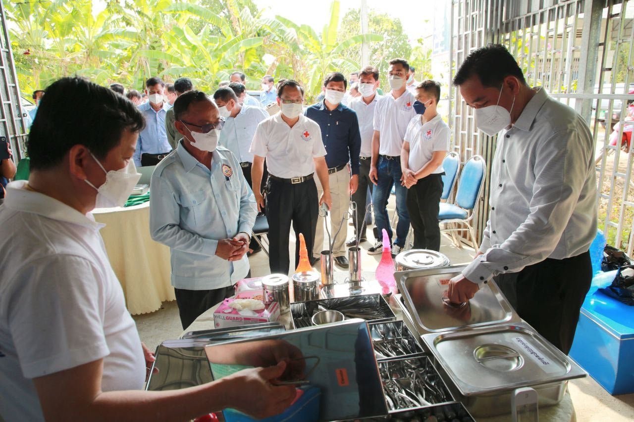 ក្រុមគ្រូពេទ្យស្ម័គ្រចិត្ត សាខាសមាគមសិស្ស និស្សិត បញ្ញវន្តក្មេងវត្តខេត្តកំពង់ចាម ចុះពិនិត្យ ពិគ្រោះជំងឺទូទៅ និងផ្តល់ថ្នាំពេទ្យជូនប្រជាពលរដ្ឋរស់នៅសង្កាត់បឹងកុក 