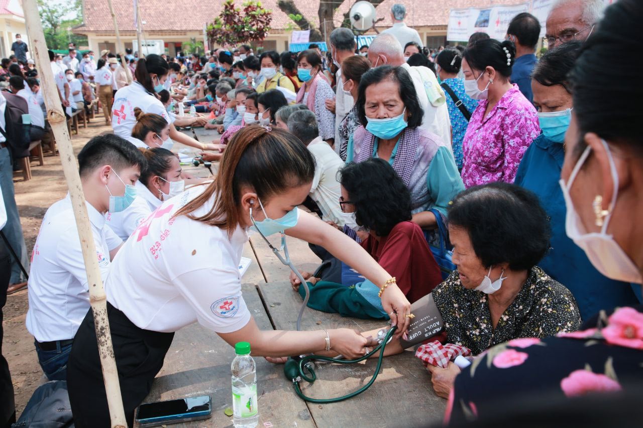ក្រុមគ្រូពេទ្យស្ម័គ្រចិត្តឯកឧត្តម ហ៊ុន ម៉ានី ប្រមាណ ៤០០នាក់ បន្តចុះពិនិត្យ និងព្យាបាលជំងឺជូនប្រជាពលរដ្ឋរស់នៅស្រុកស្រីសន្ធរ ខេត្តកំពង់ចាម