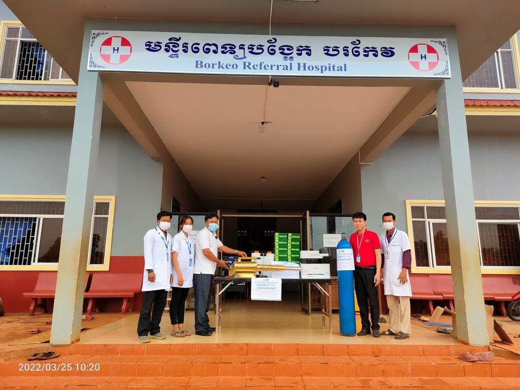 សង្គមស៊ីវិលចិនបានផ្តល់ជូនថវិកា ២០លានរៀល ដល់មន្ទីរពេទ្យបង្អែកស្រុកបរកែវ ខេត្តរតនគិរី