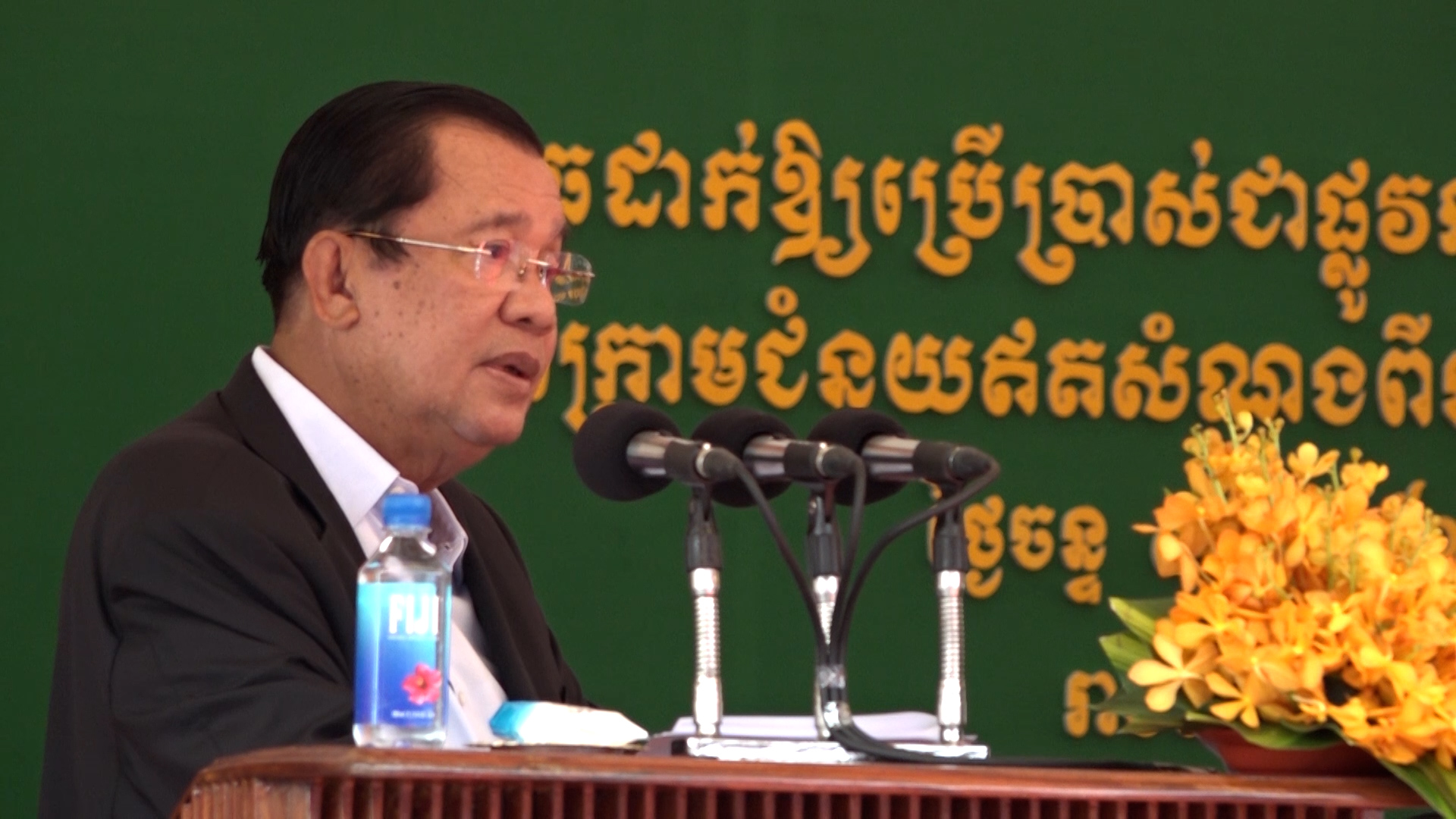 សម្តេចតេជោ ហ៊ុន សែន​ អំពាវនាវដល់ពលរដ្ឋខ្មែររស់នៅ អ៊ុយក្រែន អោយរួមសុខទុក្ខជាមួយ អ៊ុយក្រែន