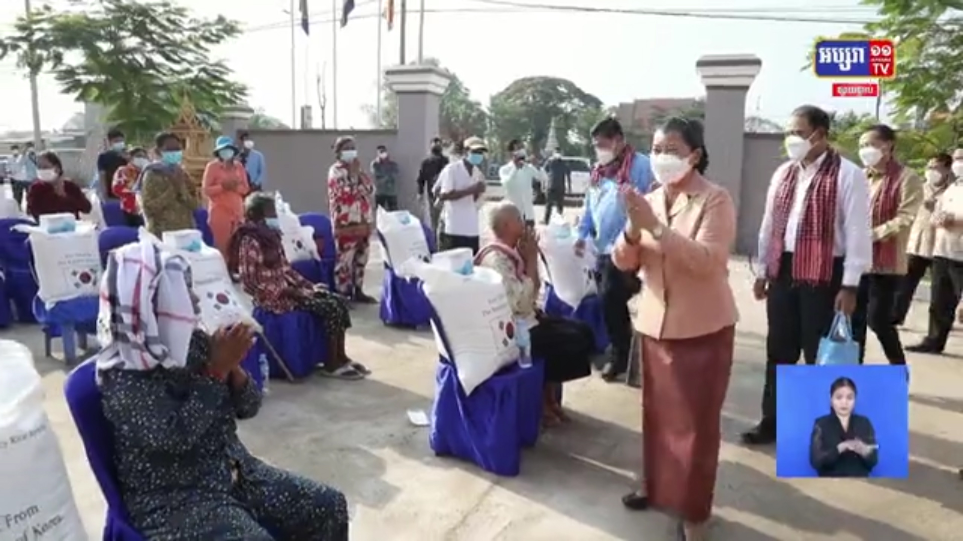 ប្រជាពលរដ្ឋខ្វះខាត ១០០គ្រួសារ នៅក្រុងបាវិត បានទទួលជំនួយសង្គ្រោះបន្ទាន់ក្នុង អំឡុងពេលកូវីដ១៩