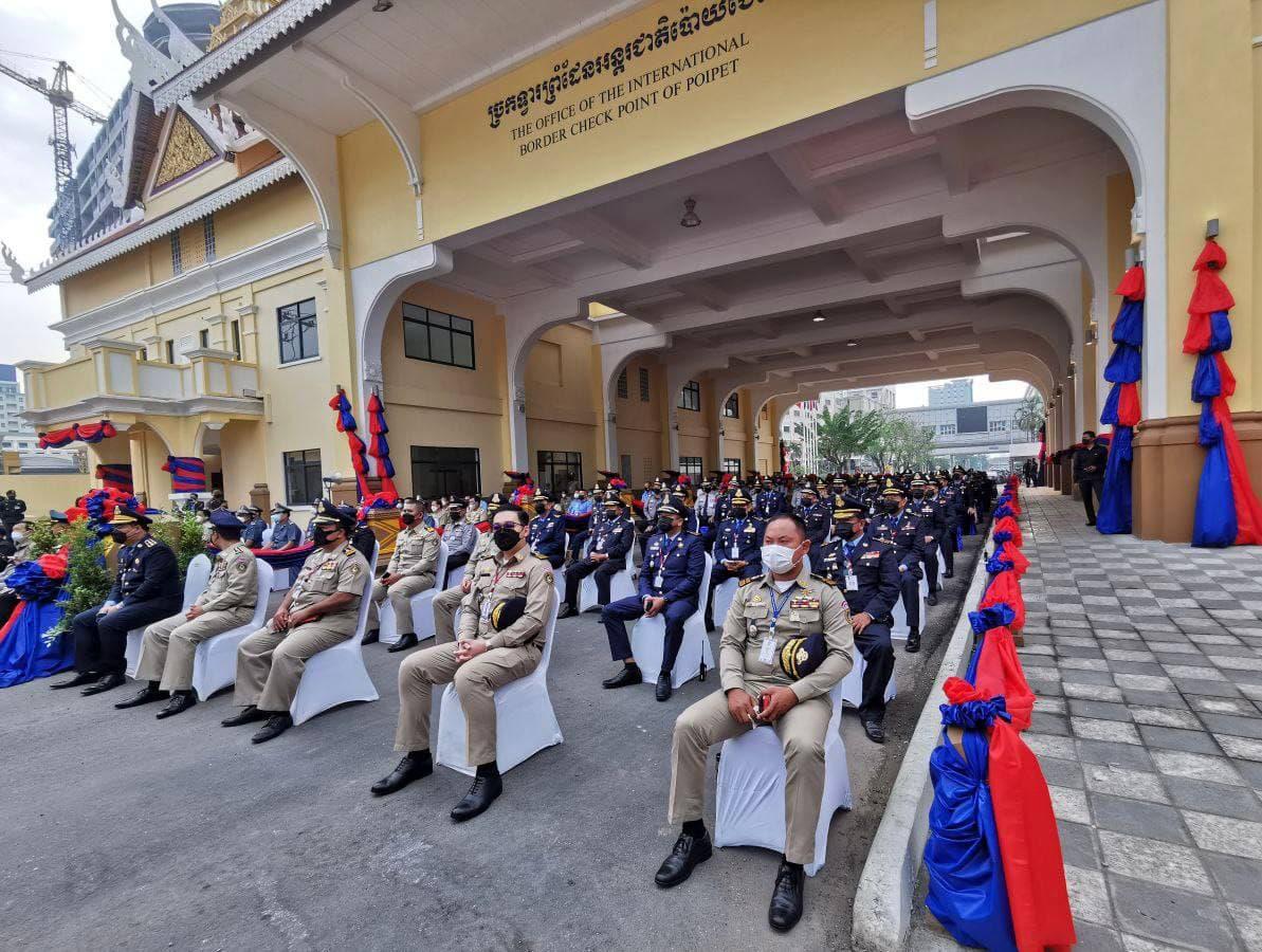 ​ អគារច្រកទ្វារអន្តរជាតិប៉ោយប៉ែតថ្មី ជាកន្លែងដើមទីដំបូងមួយក្នុងការផ្តល់បដិសណ្ឋារកិច្ច និងភាពកក់ក្តៅដល់ភ្ញៀវទេសចរ￼ ￼