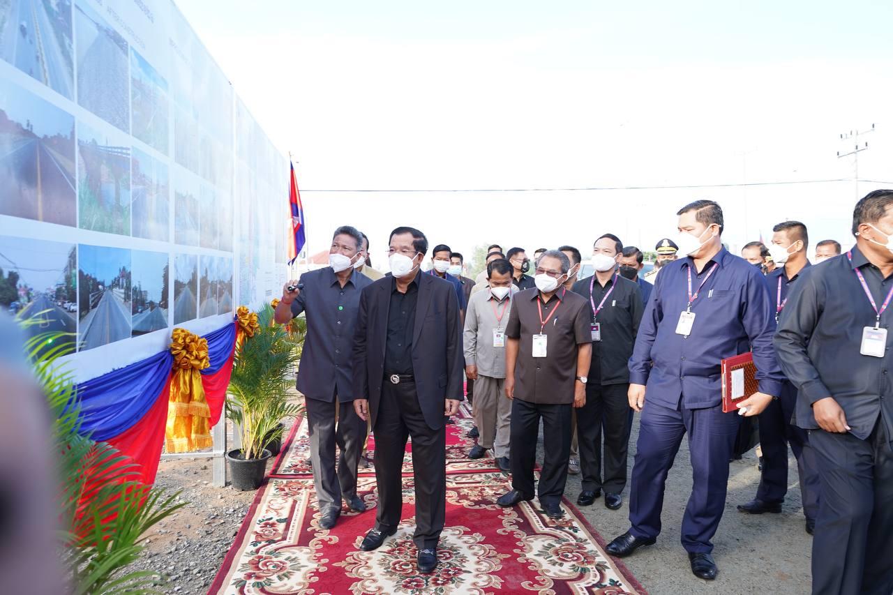 ផ្លូវជាតិលេខ២១ដែលមានតម្លៃសរុបជិត៦១លានដុល្លារអាមេរិកគឺជាខ្សែ ផ្លូវ​យុទ្ធ  សាស្រ្តតភ្ជាប់ពីរាជធានី​ភ្នំពេញដល់ព្រំដែនវៀតណាមកំពុងដើរតួ​នាទី​យ៉ាងសំខាន់សម្រួលការដឹកជញ្ជូនគ្រប់ប្រភេទត្រូវបាន​សម្ពោធនាព្រឹកនេះ  (មានវីដេអូ)