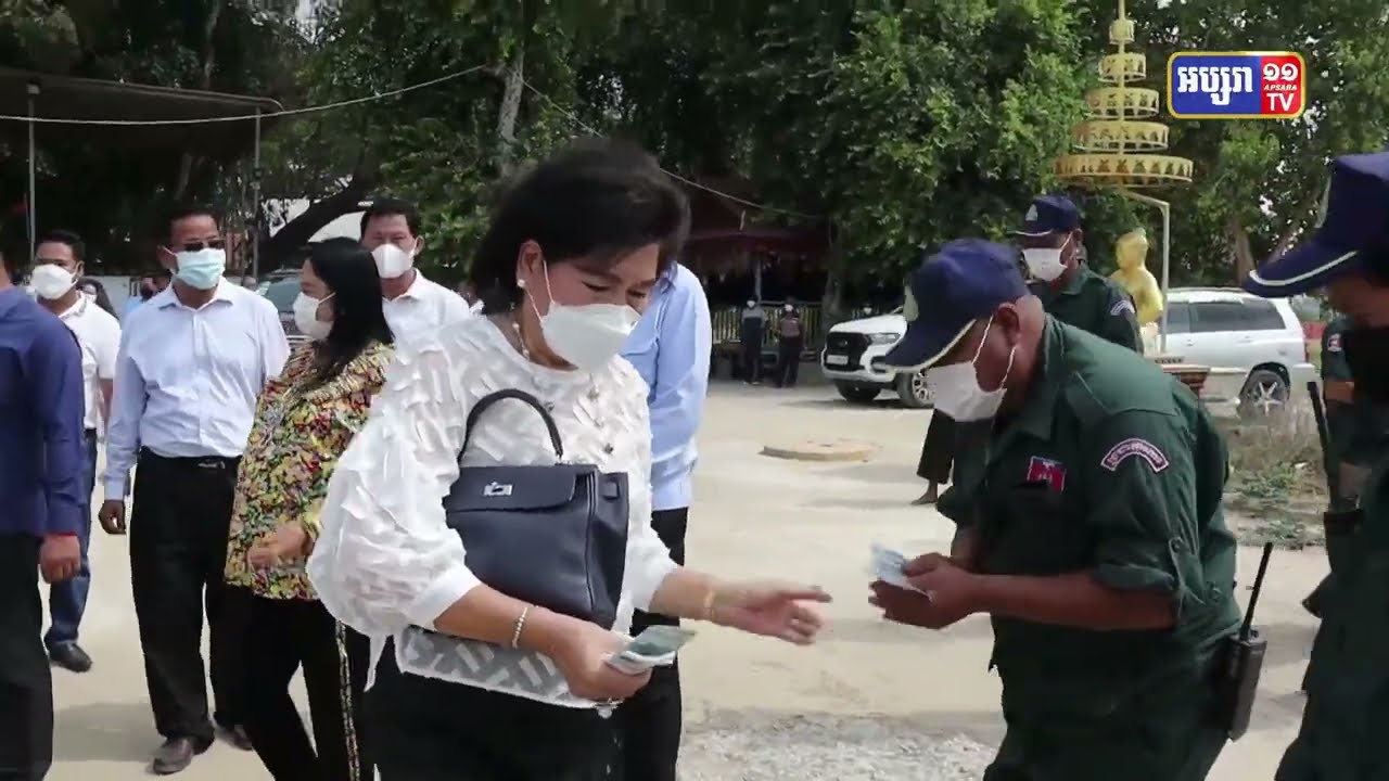 ប្រជាពលរដ្ឋ ១០០ គ្រួសារនៅឃុំស្អាងភ្នំ ស្រុកស្អាង ខេត្តកណ្តាល បានទទួលអំណោយពីឯកឧត្តម ស៊ាង ប៊ុនលាង និងលោកជំទាវ (Video Inside)