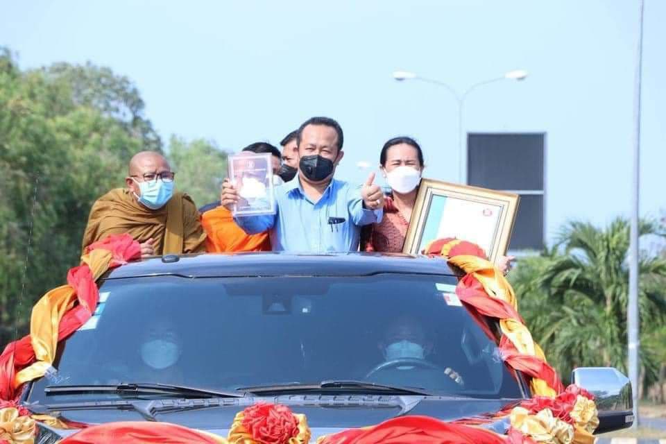ថ្នាក់ដឹកនាំ មន្ត្រីរាជការ និងប្រជាពលរដ្ឋខេត្តកែប ដង្ហែរក្បួនអបអរសារទរជ័យលាភី ពានរង្វាន់ទីក្រុងនិរន្តរភាពបរិស្ថានអាស៊ាន លេីសូចនាករ ” ខ្យល់ស្អាត “