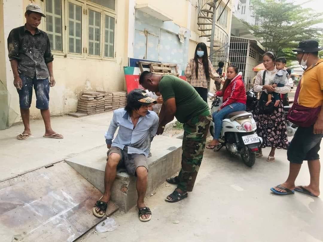 កំពុងឆ្កឹះសោបន្ទប់ បំណងចូលលួចទ្រព្យសម្បត្តិត្រូវម្ចាស់គេមកទាន់ ចាប់ប្រគល់ឱ្យសមត្ថកិច្ច
