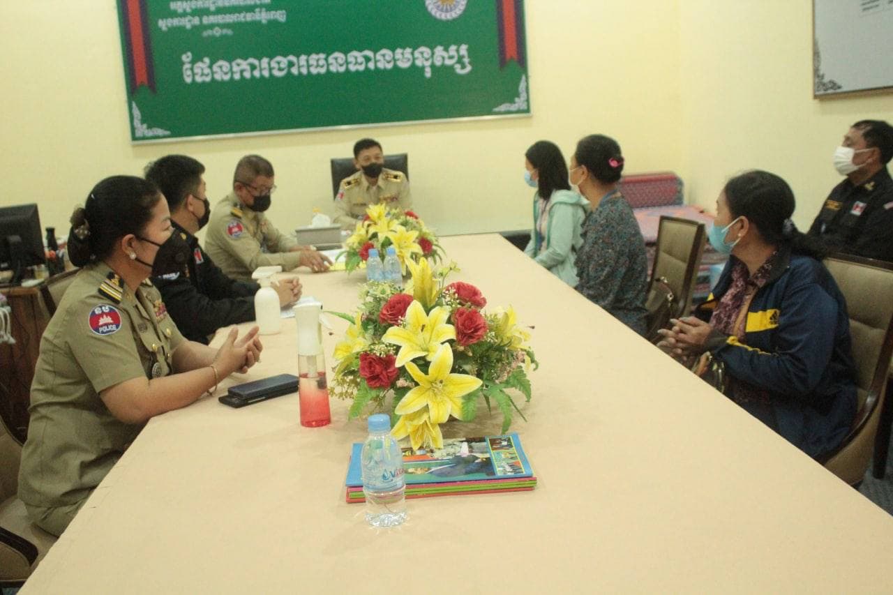 តំណាងឯកឧត្តមឧត្តមសេនីយ៍ឯក ស ថេត អញ្ជើញសាកសួរសុខទុក្ខនិងប្រគល់ថវិកាសមាគមមិត្តនគរបាលជាតិជូនគ្រួសារសពមន្រ្តីនគរបាល សពមន្រ្តីចូលនិវត្តន៍ និងសពគ្រួសារ មន្រ្តីនគរបាលប្រាំមួយរូប