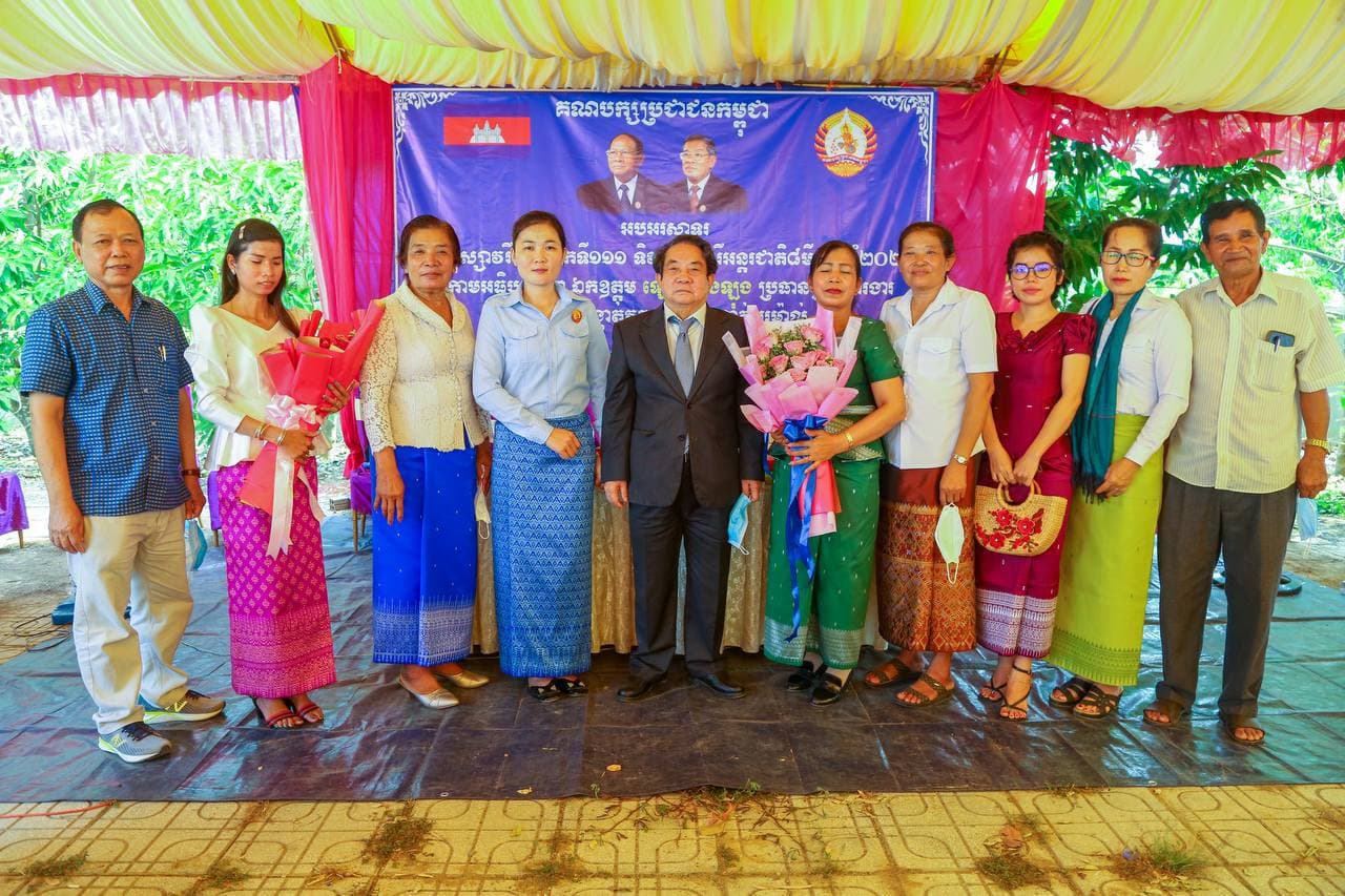 សមាជិក សមាជិកាក្រុមការងារគណបក្ស គណបក្សក្រុង សង្កាត់ ឃុំ ភូមិប្រមាណ ៣០០នាក់ ចូលរួមកម្មវិធីទិវាអន្តរជាតិនារី ៨មីនា ខួបលើកទី១១១