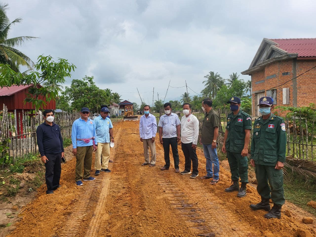 ក្រុមការងារចុះមូលដ្ឋានឃុំទឹកល្អក់ ចុះពិនិត្យ និងបើកការដ្ឋានសាងសង់ និងជួសជុលផ្លូវ ២ខ្សែ នៅក្នុងភូមិកំពង់ស្មាច់តូច និងភូមិព្រែកផ្អាវ ប្រវែងសរុប ៨៥០ម៉ែត្រ និងទទឹង ៥ម៉ែត្រ