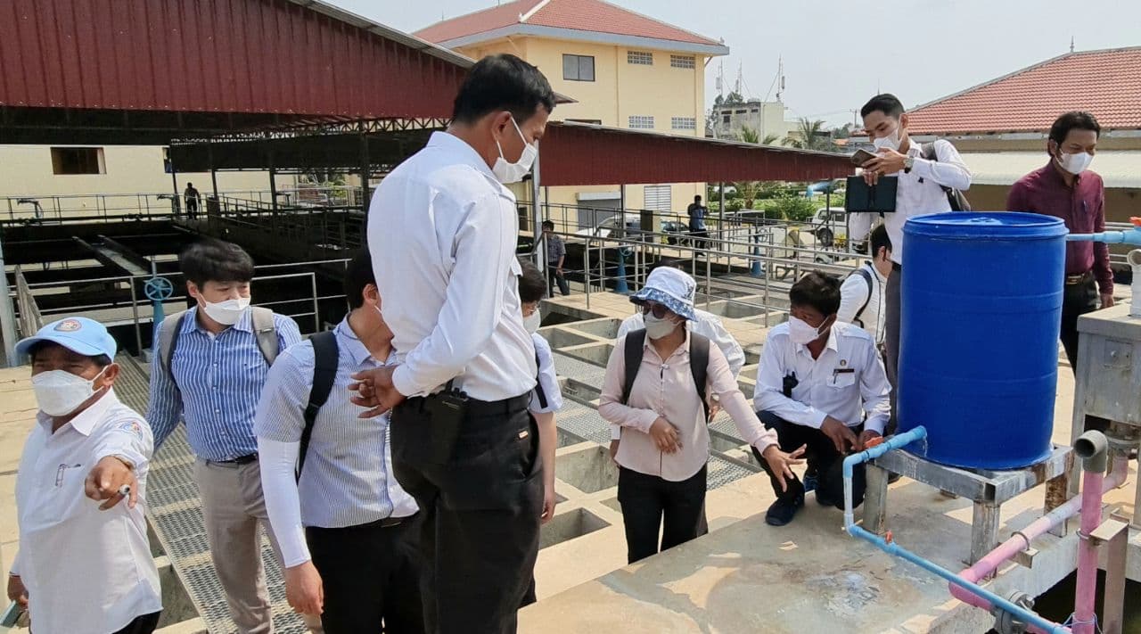 ប្រតិភូកូរ៉េមួយក្រុមអញ្ជើញមកបំពេញទស្សនកិច្ចសិក្សាស្វែងយល់ពីការផលិតទឹកស្អាត របស់ អង្គភាពរដ្ឋាករទឹកខេត្តបាត់ដំបង
