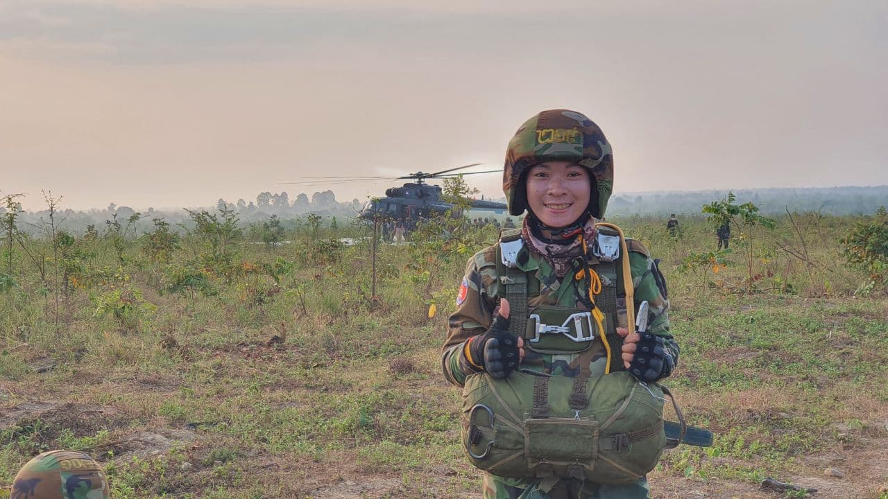 ស្រ្តីក្នុងវិស័យយោធាលោតឆត្រយោងដ៏អង់អាចក្លាហាន៖ការតស៊ូ អត់ធ្មត់​ជំនះ​គ្រប់ឧបសគ្គ ពីក្មេងរងគ្រោះក្លាយជាស្រីដែលរឹងមាំ ពីក្មេងដែលទន់​ជ្រាយ​ក្លាយជានាយទាហានស្រី ដ៏ក្លាហានក្នុងនាមជានិស្សិតនាយទានសិក្ខា​កាម​លោតឆត្រយោងជំនាន់ទី៣២ ពីក្មេងដែលគេបោះបង់ចោលក្លាយជា​មនុស្សដែលមានក្តីស្រលាញ់ច្រើនដោយមោទកភាព (មានវីដេអូ)
