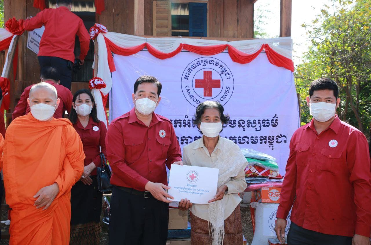 សាខាកាកបាទក្រហមខេត្តកំពង់ចាម ផ្តល់ផ្ទះមនុស្សធម៌ទី៨ ដល់ស្រ្តីម៉េម៉ាយជរាគ្មានទីពឹងក្នុងថ្ងៃទិវាអន្តរជាតិនារី ៨មីនា