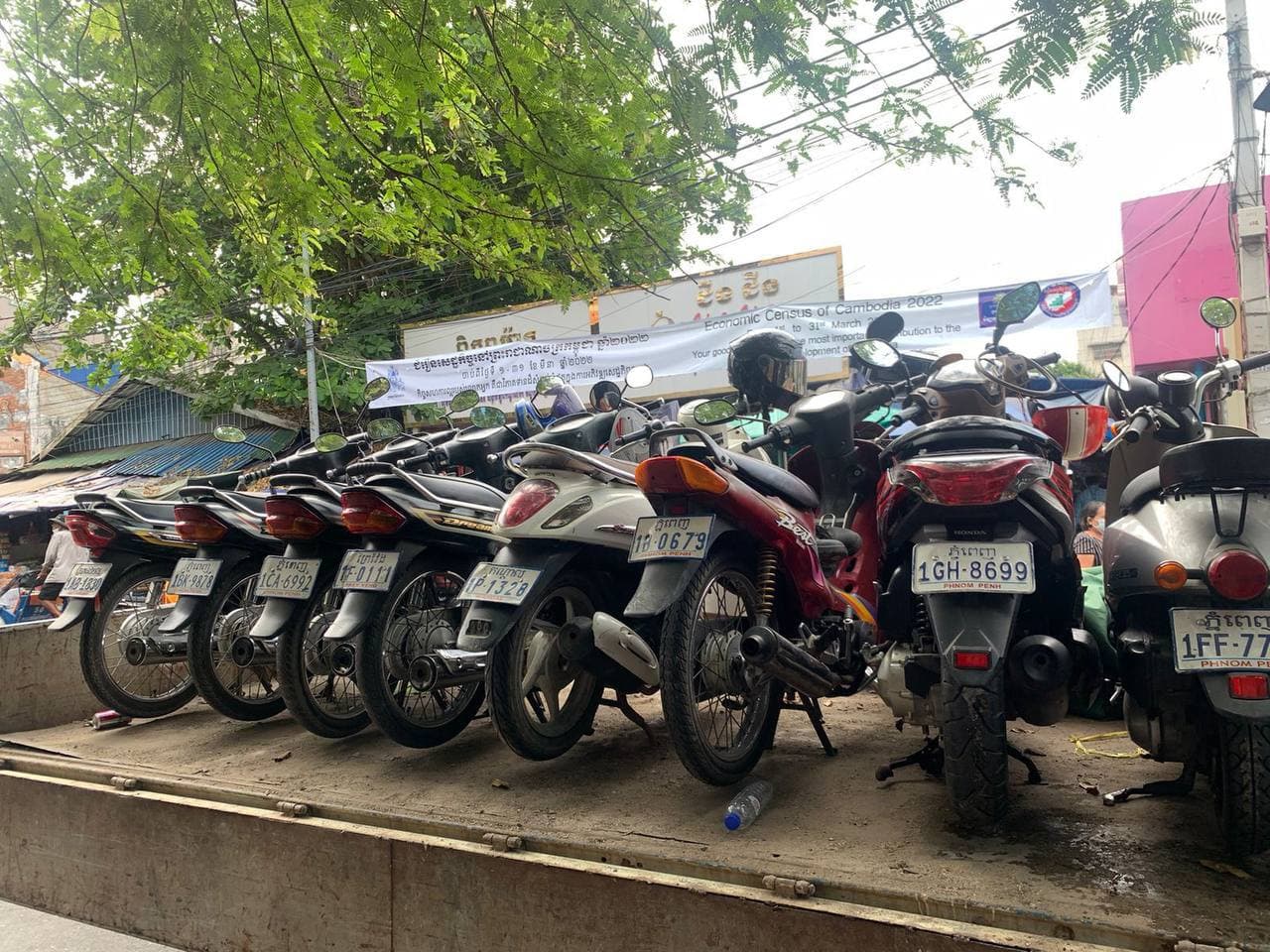 អាជ្ញាធរ ខណ្ឌដូនពេញ ចុះឃាត់ម៉ូតូប្រាំបីគ្រឿង និងម៉ូតូរ៉ឺម៉ក សណ្តោងមួយគ្រឿង យកមករក្សាទុកនៅសាលាខណ្ឌ បន្ទាប់ពី ចតលេីផ្លូវ សាធារណៈគ្មានសណ្ដាប់ធ្នាប់