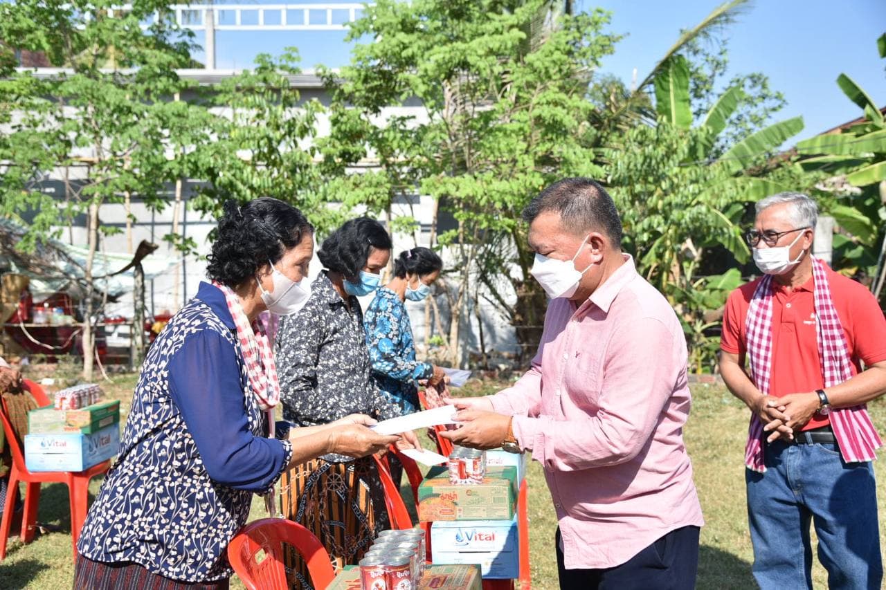 ក្រុមការងារគណបក្សប្រជាជនកម្ពុជា ជួយចែករំលែកការលំបាក ស្ត្រីមេម៉ាយដែលមានជីវភាពខ្វះខាត នៅឃុំព្រះធាតុ