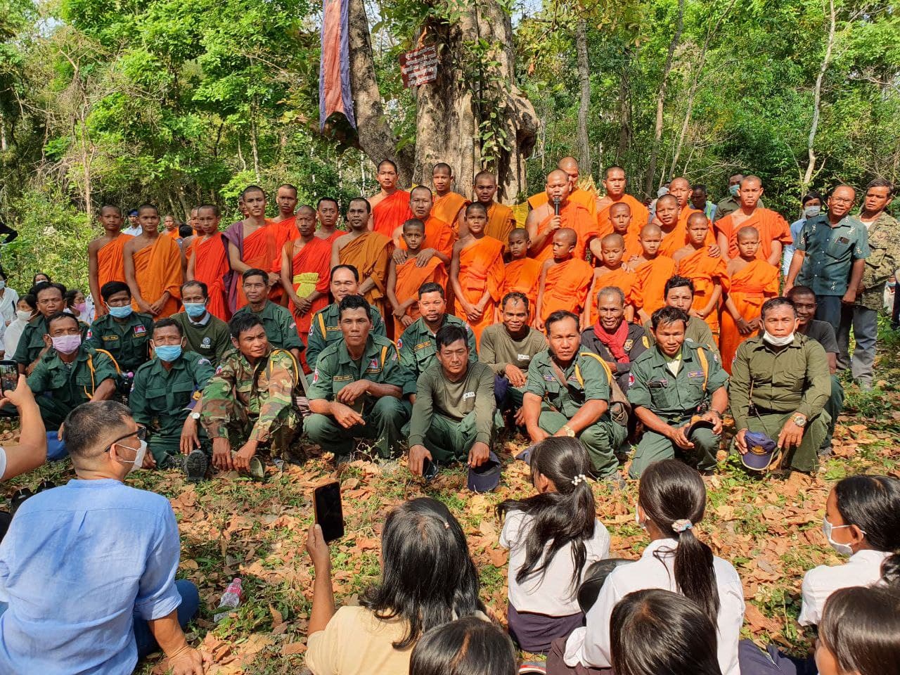ដើម្បីរួមគ្នាអភិរក្សព្រៃសហគមន៍ ព្រះសង្ឃ អាជ្ញាធរ ប្រជាពលរដ្ឋជាង ១ពាន់នាក់ បានធ្វើពិធីបំបួសដើមឈើនៅព្រៃសហគមន៍អូរទឹកចេញចំនួនជាង ៥០០ដើម លើផ្ទៃដីចំនួន ១០៨០ហិតា