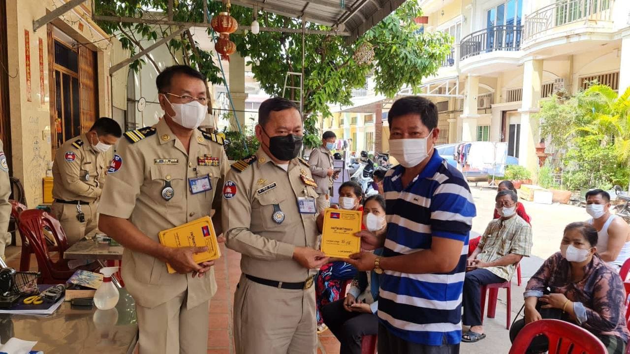 អធិការនគរបាលខណ្ឌឬស្សីកែវ បន្តចុះធ្វើសៀវភៅស្នាក់នៅ និងសៀវភៅគ្រួសារ ជូនប្រជាពលរដ្ឋ