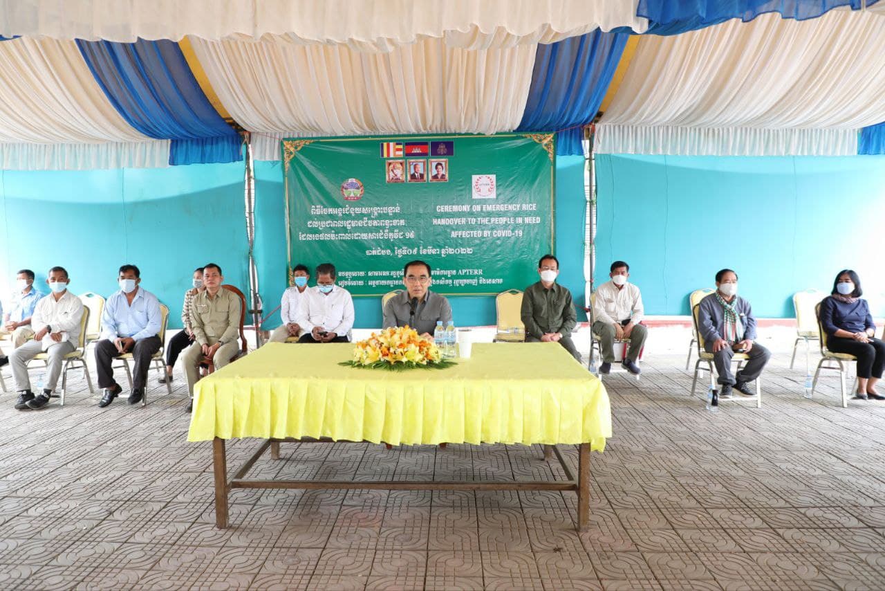 អង្ករជំនួយសង្គ្រោះបន្ទាន់ចំនួន ៤០តោន ចែកជូនប្រជាពលរដ្ឋ ១០០០គ្រួសារ នៅខេត្តបាត់ដំបង
