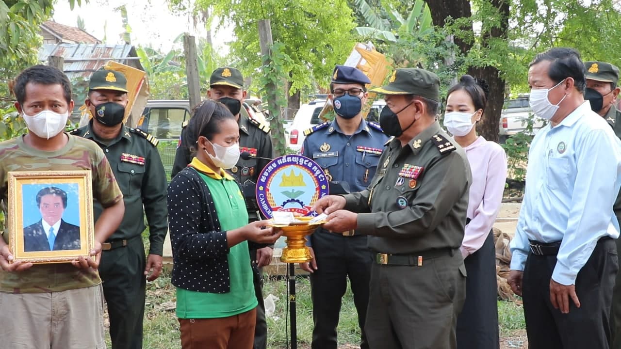 ប្រធានសមាគមអតីតយុទ្ធជនកម្ពុជា ខេត្តកំពង់ធំប្រគល់ថវិកាបេឡាមរណសង្គ្រោះ ៤លានរៀលជូនគ្រួសារសពអតីតយុទ្ធជនពិការ