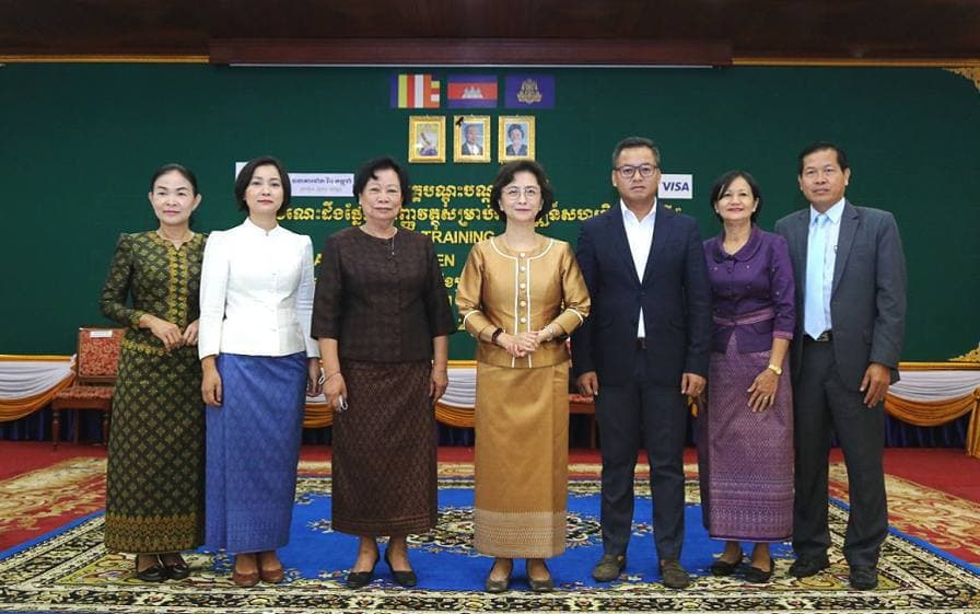 ស្រ្តីសហគ្រិន ស្រ្តី និងនិស្សិតជិតមួយមុឺននាក់ទទួលបានចំណេះដឹងផ្នែកហិរញ្ញវត្ថុពីក្រសួងកិច្ចការនារី ធនាគារជាតិ នៃកម្ពុជា និងក្រុមហ៊ុន VISA