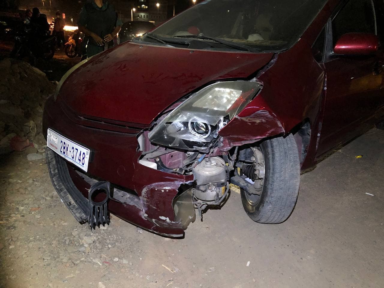 បុរសបេីករថយន្តToyota Prius បុកទ្រូងផ្លូវបាក់មួយកង់ ទៅមុខលែងរួច