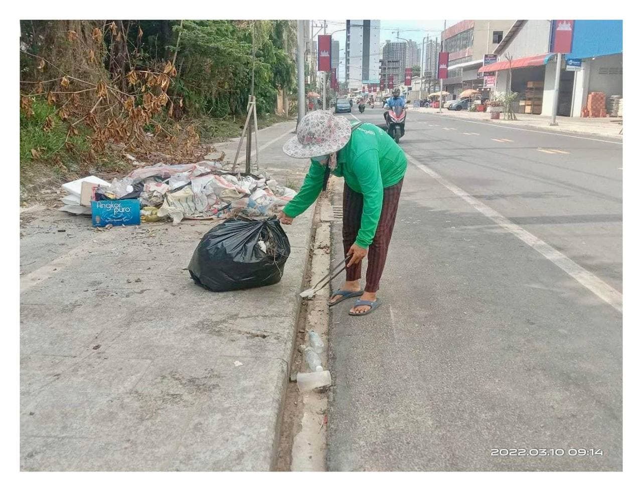 សូមបង្កេីនការចូលរួមថែរក្សាអនាម័យបរិស្ថាន និងបោះចោលសំរាមឱ្យបានត្រឹមត្រូវ ដេីម្បីសោភ័ណភាពក្រុងយេីងទាំងអស់គ្នា