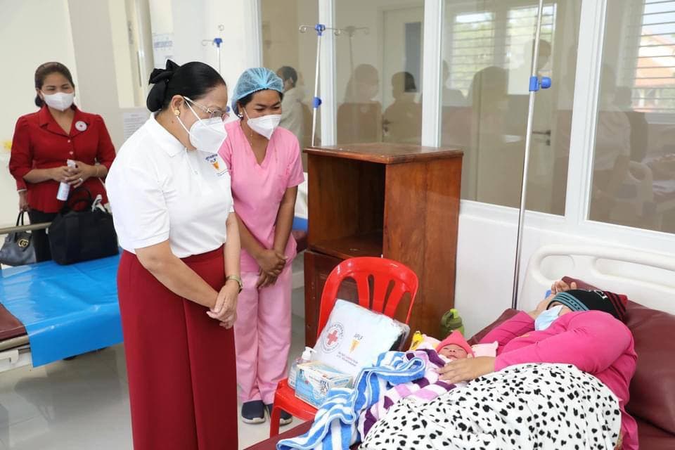 លោកជំទាវ ម៉ែន នារីសោភ័គ អគ្គលេខាធិការរងទី ១ កាកបាទក្រហមកម្ពុជាអញ្ជើញសួរសុខទុក្ខស្រ្តីសម្រាលកូននិងស្រ្តីត្រៀមវះកាត់នៅមន្ទីរពេទ្យជ័យជំនះ