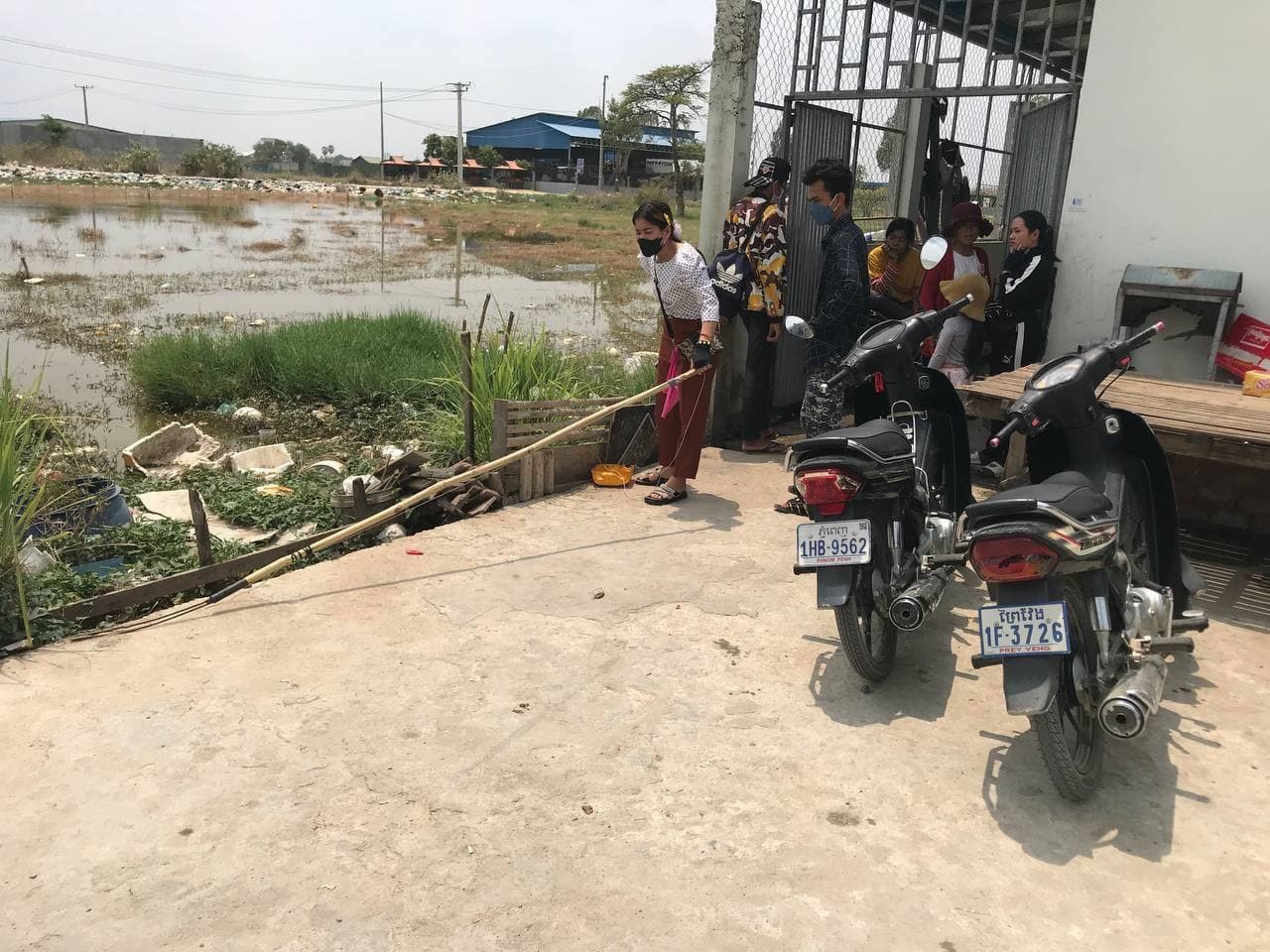 បុរសម្នាក់តខ្សែភ្លើងទៅឆក់ត្រីក្បែរផ្ទះ ភ្លាត់ស្នៀត ឆក់ខ្លួនឯងស្លាប់