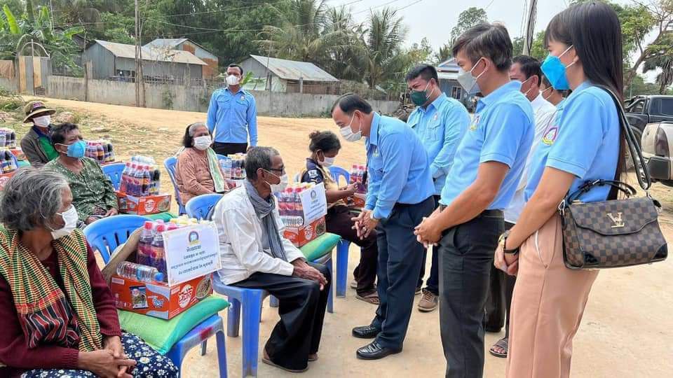 ស្រុកពាមជរ ដឹកនាំប្រជុំតាមដានវឌ្ឍនភាពការងារ សហភាពសហព័ន្ធកម្ពុជាស្រុកពាមជរ ប្រជុំតាមដានវឌ្ឍនភាពការងារ និងចែកអំណោយជូនពលរដ្ឋ ៥០គ្រួសារ