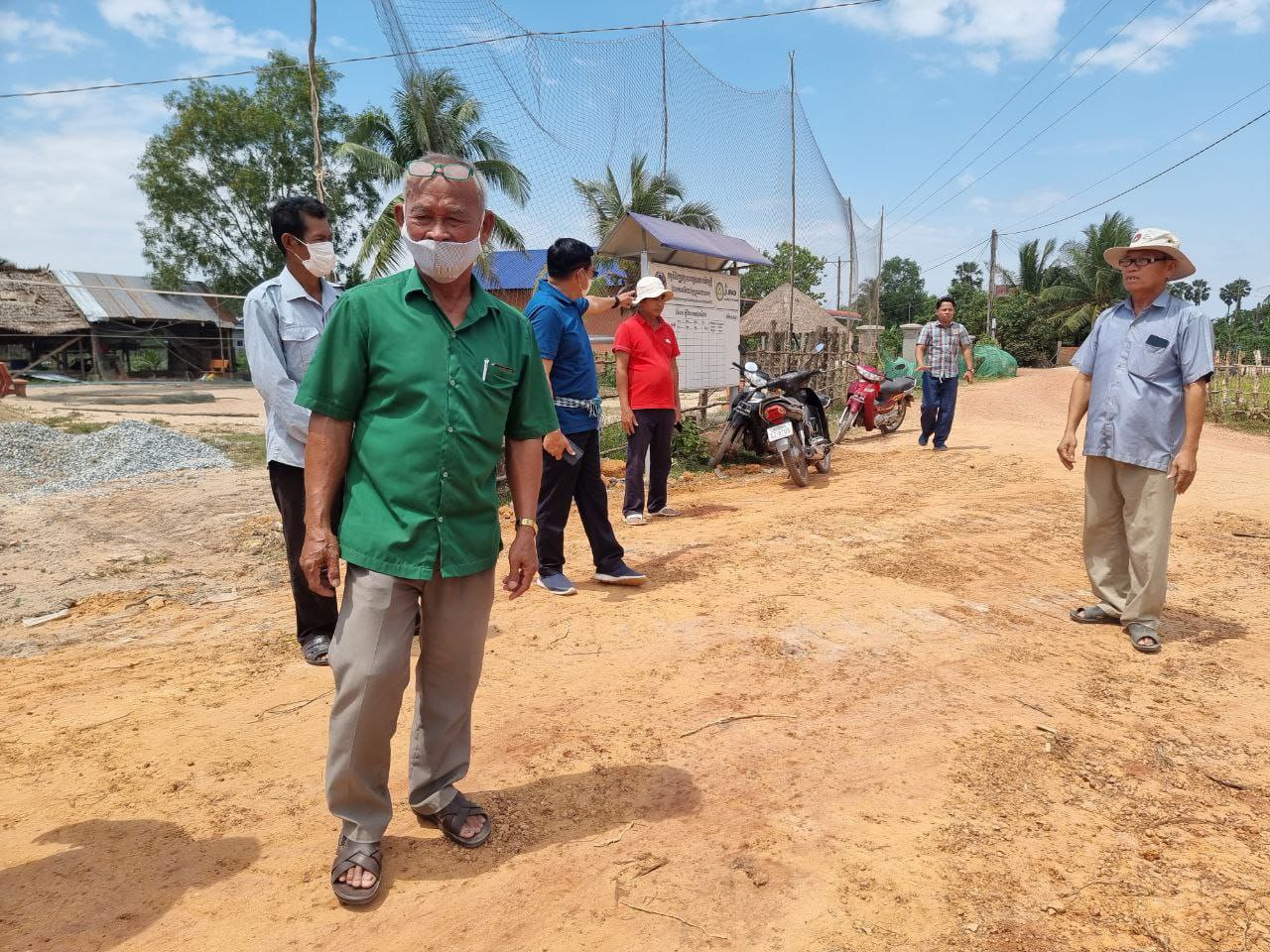 ផ្លូវលំ ២ខ្សែប្រវែង ៨៤០ម៉ែត្រ ទទឹង ៥ម៉ែត្រ នៅភូមិកំពង់ស្មាច់តូច និងភូមិព្រែកផ្អាវ ឃុំទឹកល្អក់ ស្រុកព្រៃនប់ ត្រូវបានបញ្ចប់ការជួសជុល និងដាក់ឱ្យប្រើប្រាស់