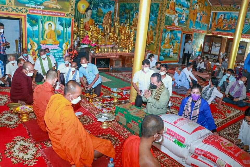 ឣភិបាលខេត្តកែប នាំយកនូវទេយ្យទាន និងបច្ច័យ ប្រគេនព្រះសង្ឃចំនួន ០៤វត្ត នៅ ឃុំពងទឹក ស្រុកដំណាក់ចង្អើ ខេត្តកែប