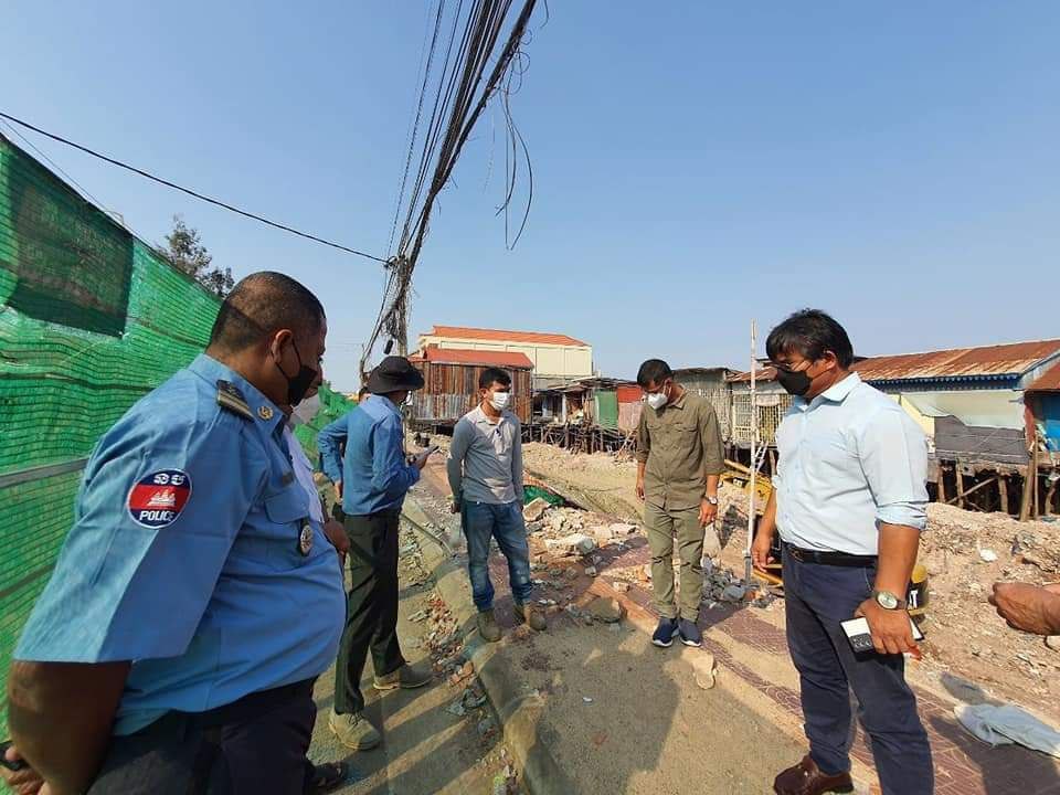 ផ្លូវកៅស៊ូមួយខ្សែ ស្ថិតក្នុងភូមិផ្សារឆ្នាំង សង្កាត់ផ្សារឆ្នាំង ក្រុងកំពង់ឆ្នាំង រងការប្រេះស្រាំដោយសារក្រុមហ៊ុន វាយផ្ទះល្វែង ខ្វះលក្ខណៈបច្ចេកទេស