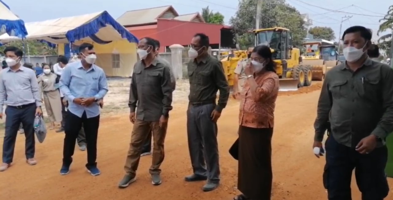 ផ្លូវ១ខ្យែពីផ្លូវក្រាលគ្រួសក្រហម ត្រូវបានបើកការដ្ឋានកសាងជាផ្លូវក្រាលកៅស៊ូ DBST ដែលមានប្រវែង ៣ពាន់ម៉ែត្រ នៅ ក្នុងភូមិចំនួន ៣ ក្នុងសង្កាត់កំពង់ឆ្នាំង