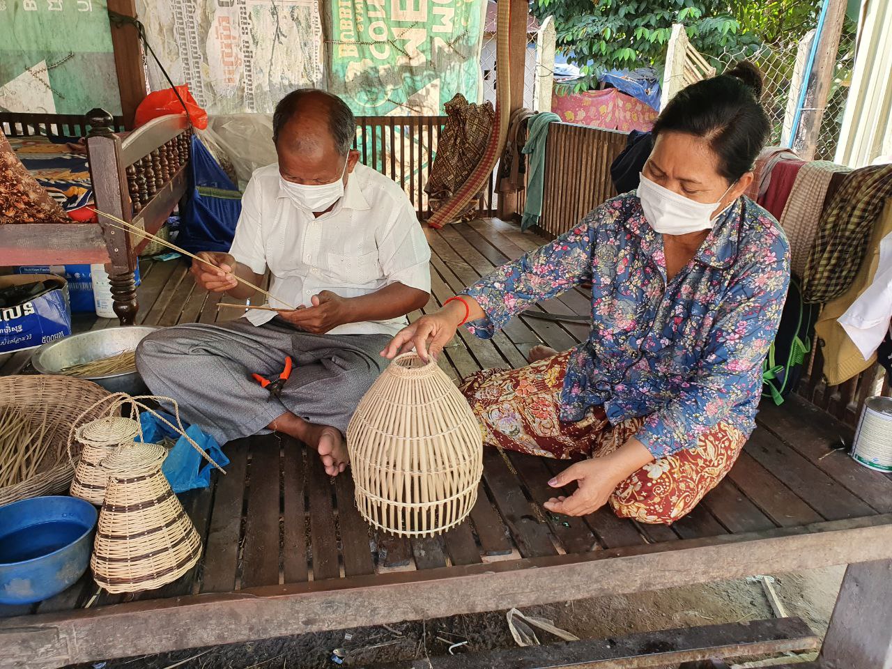ពលរដ្ឋជាង ៧០ភាគរយរស់នៅក្នុងភូមិគោកដូងបានប្រកបមុខរបរធ្វើកន្ត្រក ជាល អង្រុត ឈ្នាង លក់សម្រាប់ទ្រទ្រង់ជីវភាពក្នុងគ្រួសារប្រចាំថ្ងៃ