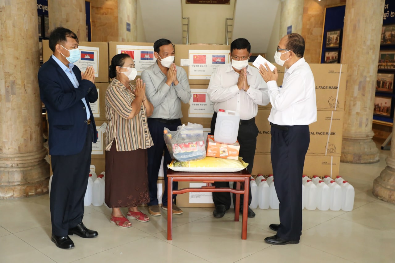 មន្ត្រីរាជការជានិវត្តន៍ជនចំនួន ៦៧នាក់ របស់ក្រសួងទំនាក់ទំនង ជាមួយរដ្ឋសភា-ព្រឹទ្ធសភា និងអធិការកិច្ចទទួលបានការលើកទឹកចិត្តពី លោកជំទាវកិត្តិសង្គហបណ្ឌិត ម៉ែន សំអន