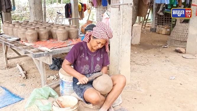 ពលរដ្ឋ ៣គ្រួសារ នៅឃុំពោធិ៍ទី បន្តធ្វើក្អមជាង ៣០ឆ្នាំ ដែលជាមុខរបរបន្ថែមពីការធ្វើស្រែចំការ