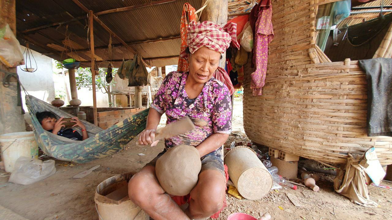 ពលរដ្ឋ ៣គ្រួសារ នៅឃុំពោធិ៍ទី បន្តធ្វើក្អមជាង ៣០ឆ្នាំ ដែលជាមុខរបរបន្ថែម ពីការធ្វើស្រែចំការ