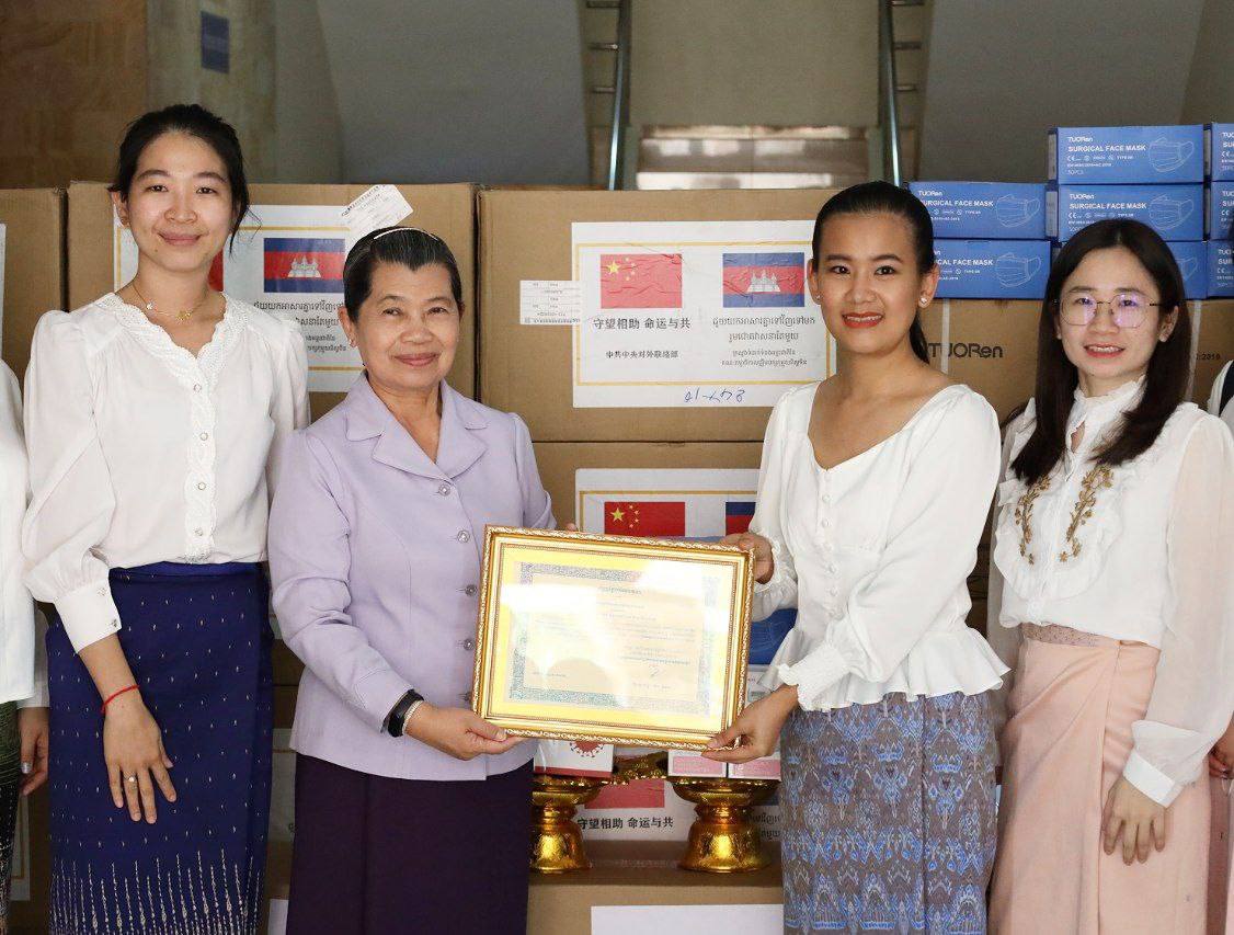 លោកជំទាវកិត្តិសង្គហបណ្ឌិត ម៉ែន សំអន ៖ វិធានការណ៍ ៣ការពារ ៣កុំ នៅតែចាំបាច់ សម្រាប់ការពាអាយុជីវិតប្រជាពលរដ្ឋ