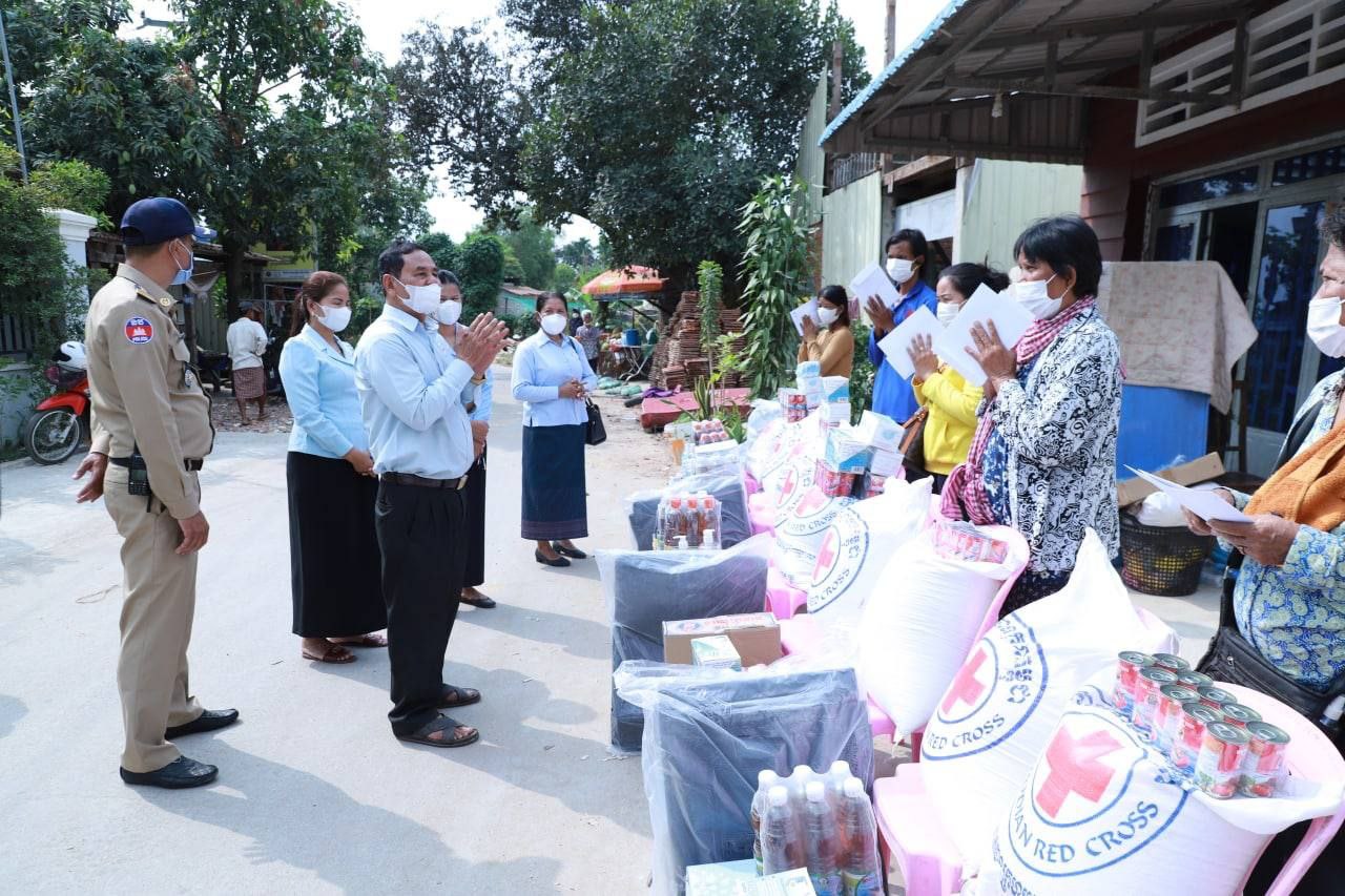 ប្រជាពលរដ្ឋរងគ្រោះដោយបាក់ច្រាំងព្រែកចំនួន ០៦គ្រួសារ នៅក្រុងតាខ្មៅ ទទួលអំណោយមនុស្សធម៌ពីសាខាកាកបាទក្រហមកម្ពុជាខេត្តកណ្តាល