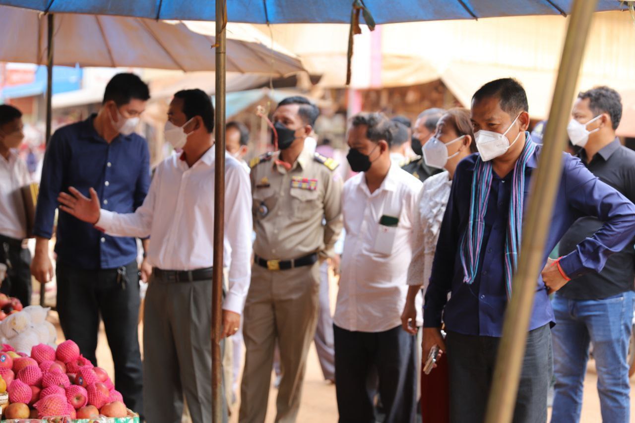 អភិបាលស្រុកស្ទោង និងសហការី បានចុះសួរសុខទុក្ខអាជីវករលក់ដូរក្នុងផ្សារសេរីស្ទោង