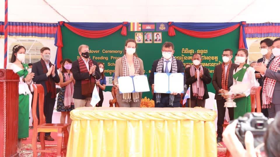 រដ្ឋមន្រ្តីក្រសួងអប់រំនិងឯកអគ្គរដ្ឋទូតអាមេរិកប្រចាំកម្ពុជាអញ្ជើញចូលរួមក្នុងកម្មវិធីផ្តល់អាហារតាមសាលារៀននិង ប្រគល់សម្ភារៈគាំទ្រដល់កម្មវិធីចំនួន៨៥សាលានៅខេត្តសៀមរាប