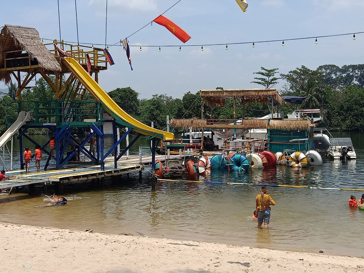 រមណីយដ្ឋានដូងទេ ភ្ញៀវទេសចរកំពុងជក់ចិត្តដិតអារម្មណ៍យ៉ាងខ្លាំងក្នុងការចូលមកលេងកំសាន្ត