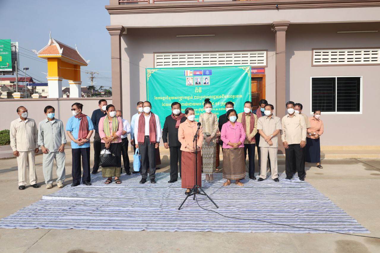 លោកជំទាវកិត្តិសង្គហបណ្ឌិត ម៉ែន សំអន ៖  ប្រជាពលរដ្ឋខ្វះខាត ១០០គ្រួសារ នៅក្រុងបាវិត បានទទួលជំនួយសង្គ្រោះបន្ទាន់ក្នុង អំឡុងពេលកូវីដ១៩