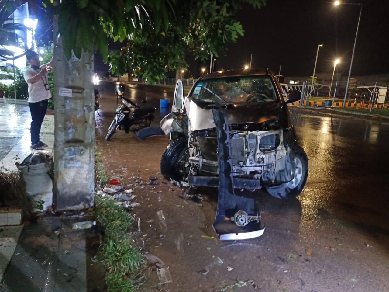 រថយន្ត HILUX VIGO បេីកបុកបង្គោលភ្លើងថ្ម និងរថយន្តឡិចសុីសមួយគ្រឿងទៀតចតស្ងៀមរងការខូចខាតយ៉ាងដំណំ